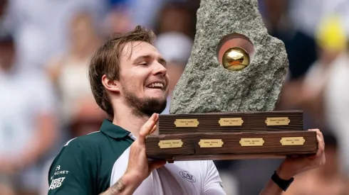 Alexander Bublik con el trofeo del ATP de Gstaad