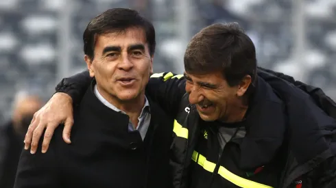 Gustavo Costas dirigió a Palestino durante 2022. En la imagen con Gustavo Quinteros en un duelo ante Colo Colo.