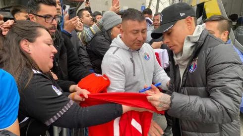 Eduardo Vargas compartió con los hinchas de Audax.