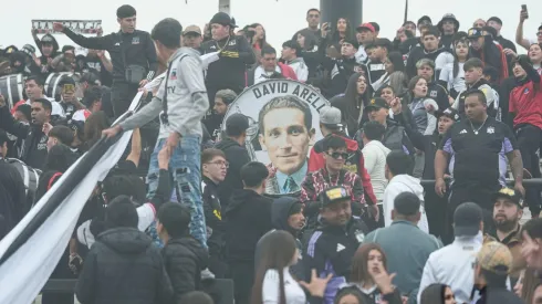 Colo Colo aprovechó el minuto 35 del partido ante Valladolid para homenajear a David Arellano.