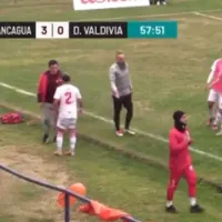 ¡Insólito! Lo expulsan, se descontrola y se va a los golpes contra su propio DT