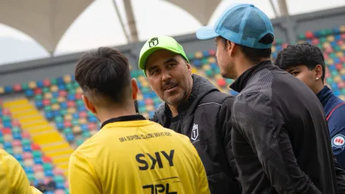 El eterno capitán de la Roja en su clínica deportiva.