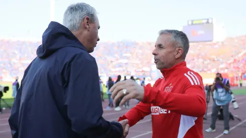 Este director técnico recibió muchos reparos en Chile por algo que le generó muchos elogios en Ecuador.