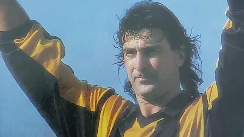 Mario Kempes con la camiseta de Fernández Vial
