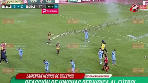 Los hinchas de un club de Bolivia lanzaron fuegos artificiales a sus propios hinchas.
