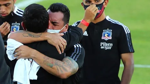 Así terminó abrazado con Esteban Paredes cuando Colo Colo zafó del descenso.