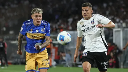 Lucas Cepeda y Lucas Soto van por el balón en el último Colo Colo vs Everton, en la fecha 4 de la Liga de Primera 2025.