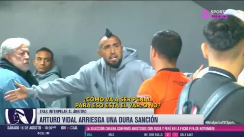 El momento en que Arturo Vidal encara al árbitro.