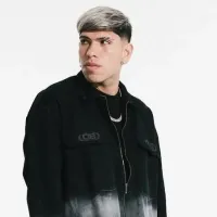 Mientras sigue cortado en Boca, Carlos Palacios sorprende y debuta como modelo