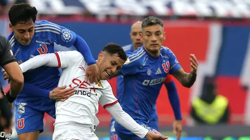 Javier Altamirano lucha un balón ante Matías Marín.