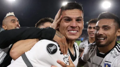 Cepeda celebra uno de sus goles en Colo Colo