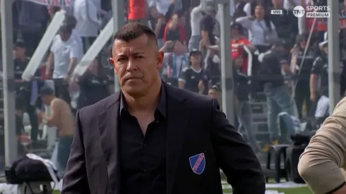 Jorge Almirón viste completamente de negro.