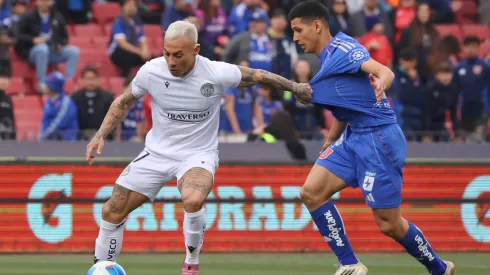 Eduardo Vargas enfrenta la marca de Israel Poblete, quien salió lesionado.