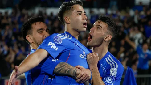 Lucas Assadi convirtió el gol de Universidad de Chile contra Independiente en la ida de los octavos de final de la Copa Sudamericana.