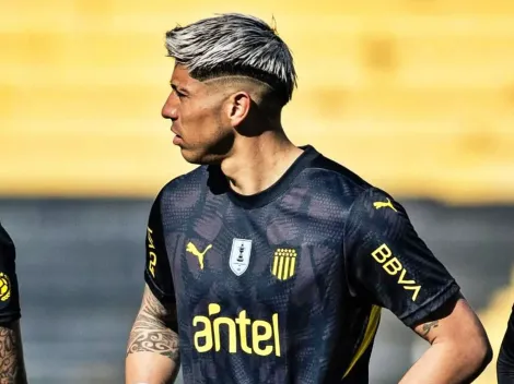 No durmió nadie: hinchas lanzan fuegos artificiales a Cortés y Peñarol