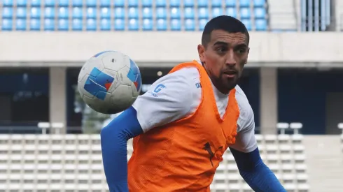 Ampuero entrenando en el nuevo terreno de juego de San Carlos