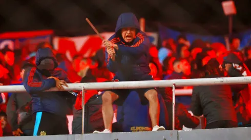 Los hinchas de la U comenzaron a lanzar objetos desde su tribuna.