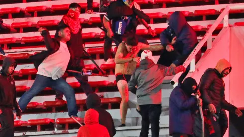 Los hinchas de la U fueron brutalmente atacados por sus pares de Independiente.