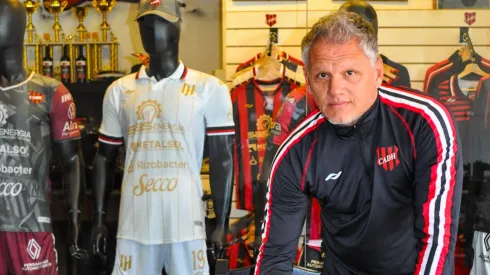 El ex meta de Colo Colo al firmar.