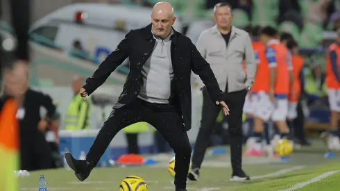 TORREON, MEXICO – JANUARY 30: Pablo Repetto, head coach of Santos of Santos tries to get the ball during the 4th round match between Santos Laguna and Puebla as part of the Torneo Clausura 2024 Liga MX at Corona Stadium on January 30, 2024 in Torreon, Mexico. (Photo by Manuel Guadarrama/Getty Images)