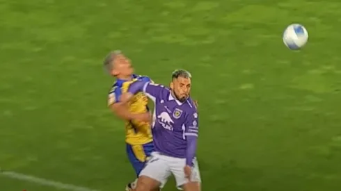 Por esta acción, Jeison Fuentealba fue expulsado en el clásico de la ciudad de Concepción.