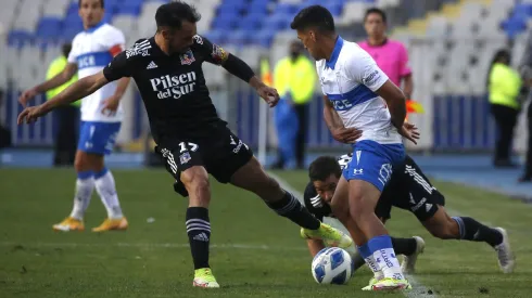 Marcelino Núñez ante Gabriel Suazo en un duelo mano a mano.