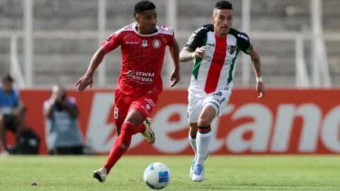 Erik de los Santos de Unión La Calera y Bryan Carrasco de Palestino en la última victoria de los Árabes sobre los Cementeros en la Liga de Primera.