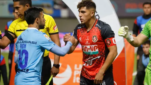 El saludo entre Edson Puch y Cesar Pinares en Deportes Iquique vs Deportes Limache, dos equipos comprometidos con el descenso.