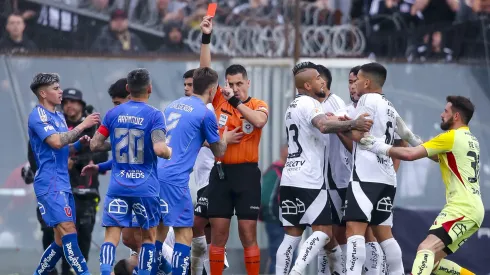 La U acusó al árbitro de ser responsable de la derrota ante Colo Colo, por lo que salieron a pararle el carro.