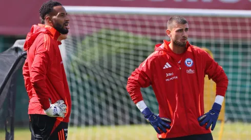 De los tres nuevos arqueros de Chile, hay uno que toma la delantera.