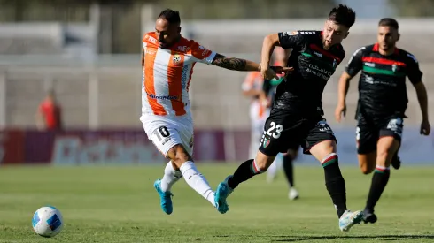 Jorge Henríquez y Jason León en el choque de la fecha 1 de la Liga de Primera entre Cobresal y Palestino.
