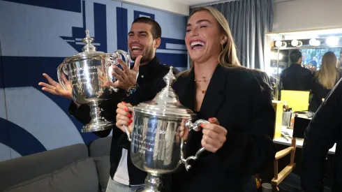 Carlos Alcaraz y Aryna Sabalenka con sus trofeos del US Open