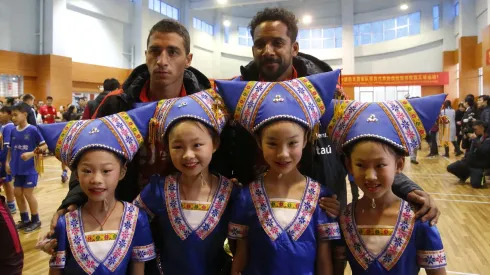 Carlos Carmona junto a Jean Beausejpur en una actividad de la Roja en la China Cup