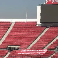 Los lienzos que instalaron en el Estadio Nacional en la previa del partido de la selección chilena