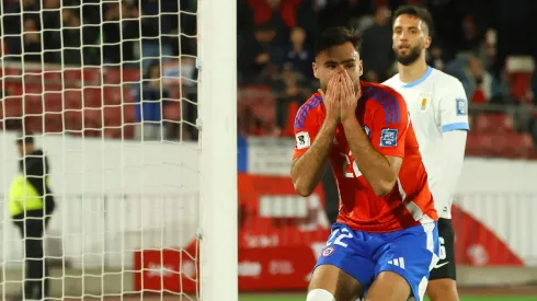 Ben Brereton se lamenta durante el partido de Chile con Uruguay.