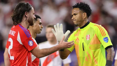 Ben Brereton conversa con Pedro Gallese.