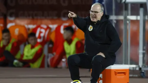 Marcelo Bielsa volvió al Estadio Nacional, aunque dirigiendo a Uruguay.