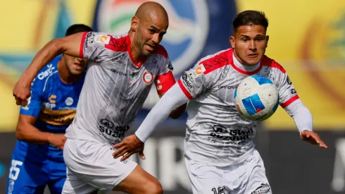 Axel Encinas con el balón, en el empate 1-1 de Unión La Calera con Everton. Ahora, volverán a verse las caras.