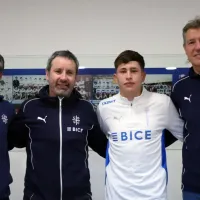 ¡Hay recambio! Hijo de Fernando Meneses firma contrato profesional en Universidad Católica