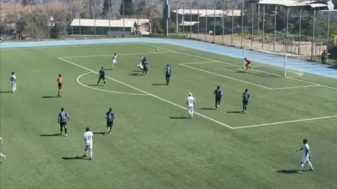 Martín del Campo en una pirueta por los aires para un golazo.