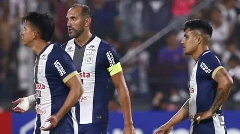 Hernán Barcos y el ecuatoriano Fernando Gaibor lamentan lo ocurrido.