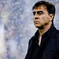 La Roja pierde a un candidato: Gustavo Quinteros llega a un “enemigo” y dirigirá a 3 chilenos