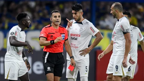 Carlos Zambrano le habla a Piero Maza en La  Bombonera.