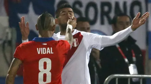 Carlos Zambrano tuvo fuertes roces con Arturo Vidal en partidos internaciones de Perú ante Chile.