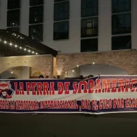 Los violentos lienzos contra U de Chile en Lima: “Lloran por TV y así clasifican…”