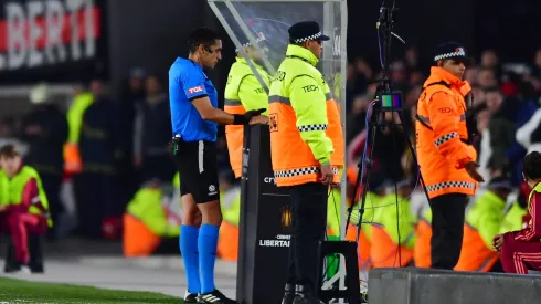 ¿A propósito? El árbitro que se burló de todo un estadio.