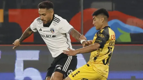 Benjamín Chandía lucha un balón con Marcos Bolados.