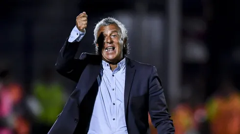 El flor de palo que recibe Néstor Gorosito por parte de una leyenda de la UC tras recordar la barbarie de Avellaneda.