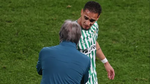 Manuel Pellegrini conversa con el brasileño Antony.