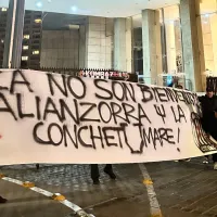 Hinchas U de Chile llegan al hotel de Alianza Lima con provocativo lienzo